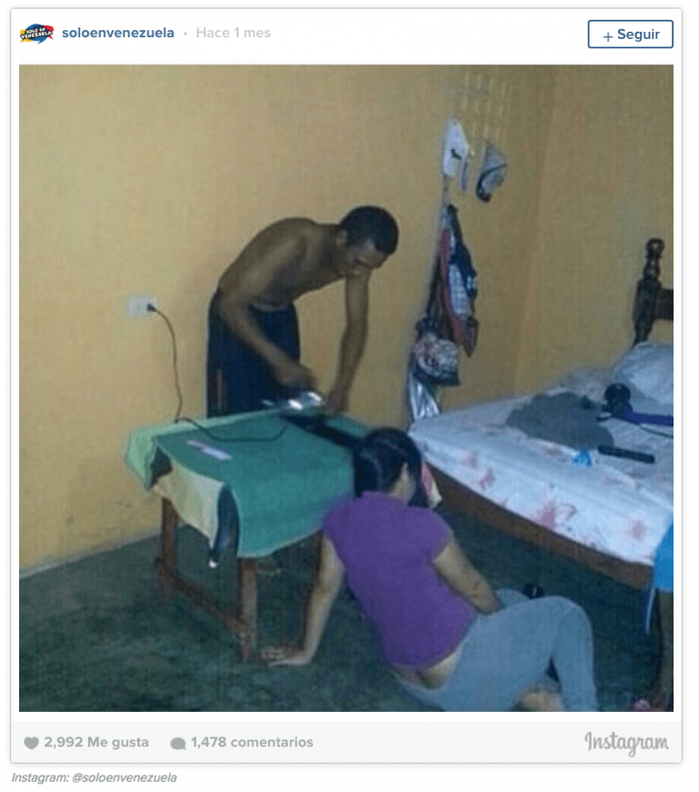 hombre planchando el cabello de una mujer con la plancha de ropa
