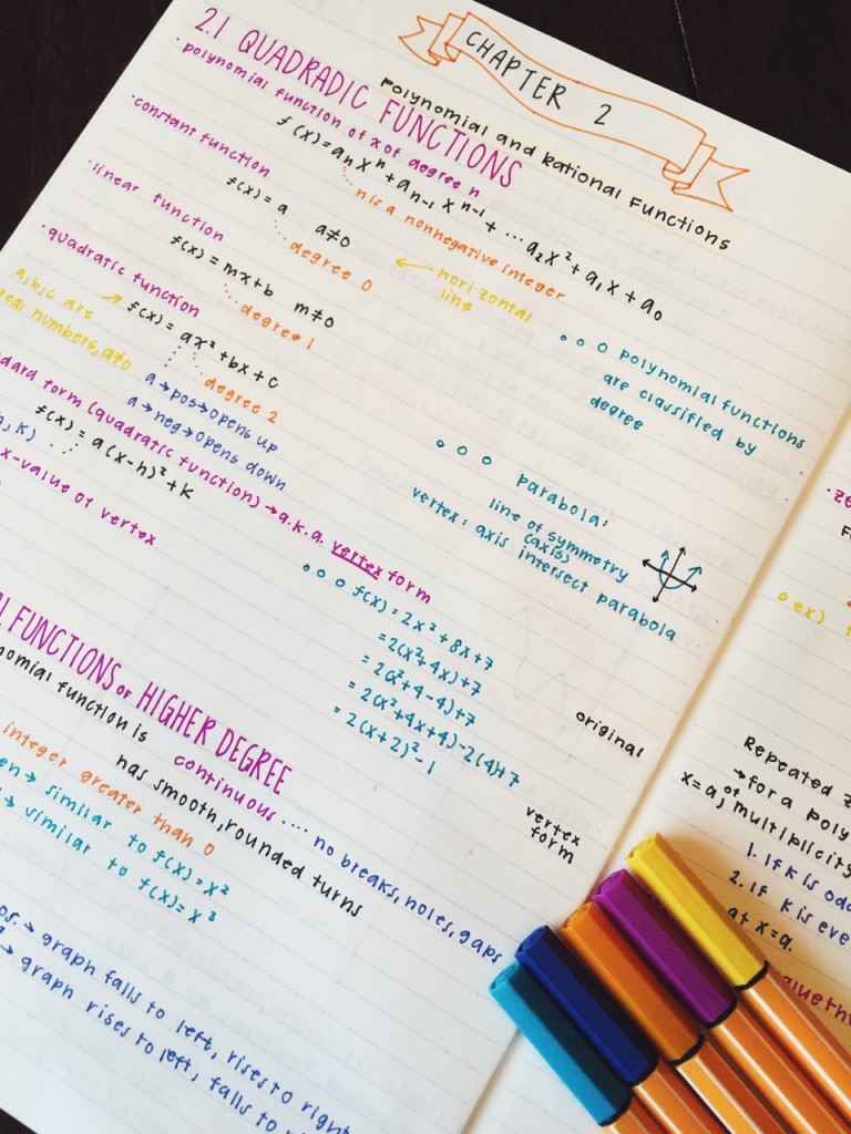 libreta con los apuntes alineados y organizados por colores diferentes