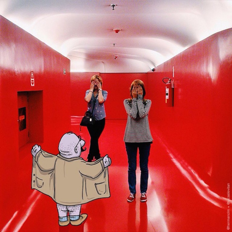 divertida fotografía de un dibujo acosando a dos chicas