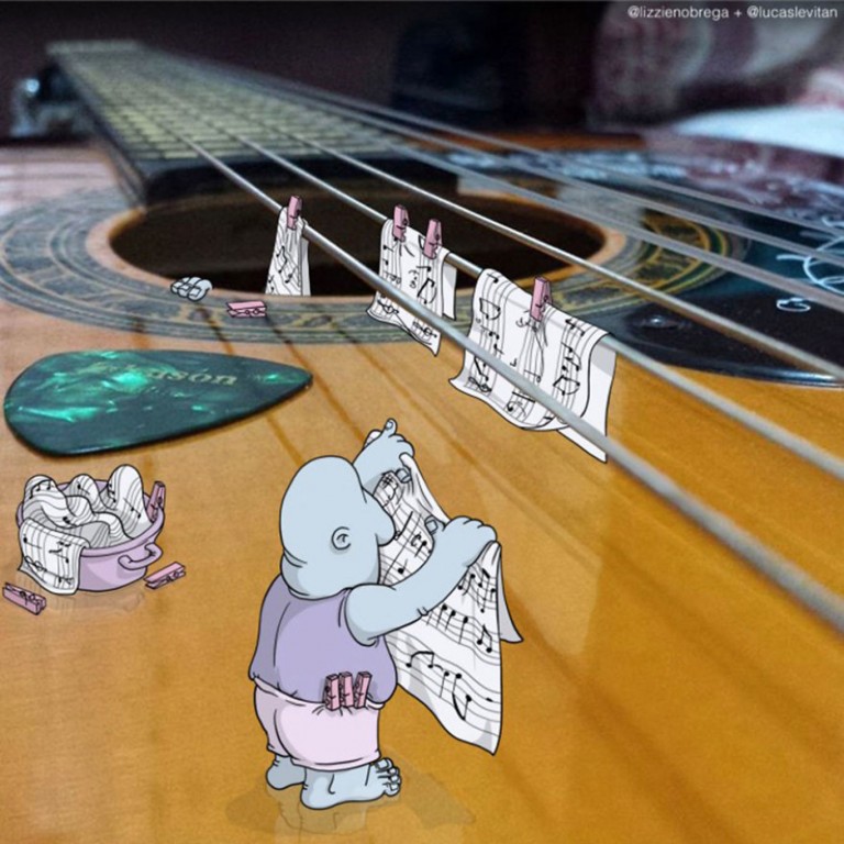 ilustraciones de algunos dibujos colgando algunas notas musicales sobre las cuerdas de una guitarra
