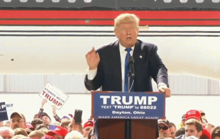 gif de una batalla de photoshop en donde Jack Black le da una patada a donald Trump