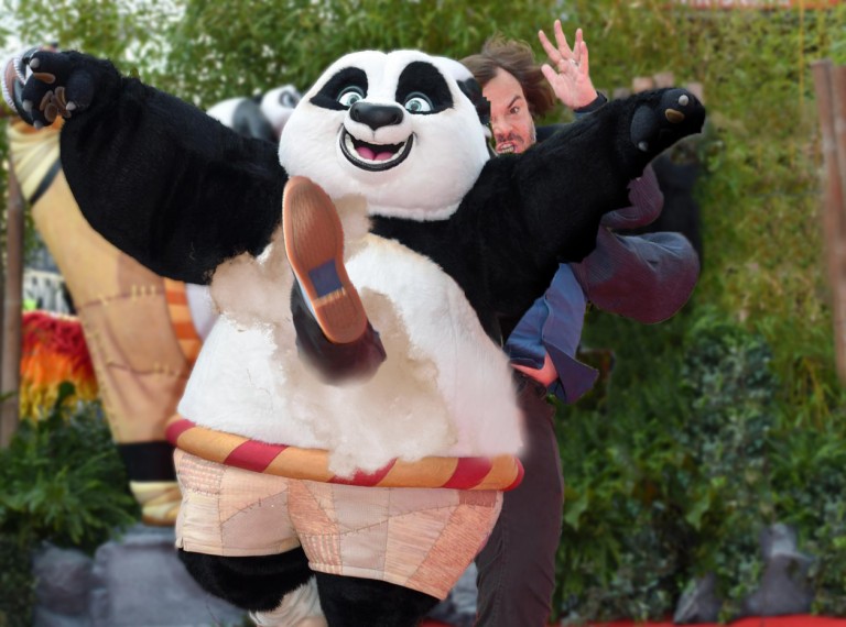 Photoshop de jack black dandole una patada a la botarga de Kung Fu Panda