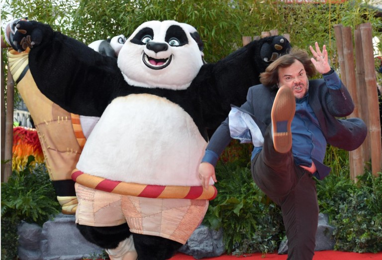 Jack Black dando una patada en la premiere de la película de Kung Fu Panda 3