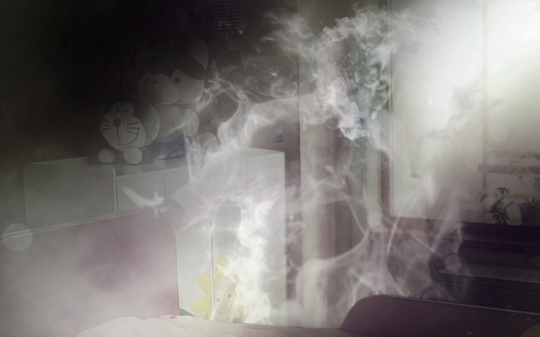 null Photoshop a Kim Jong Un fumando en un orfanato formando su cuerpo con humo del cigarro