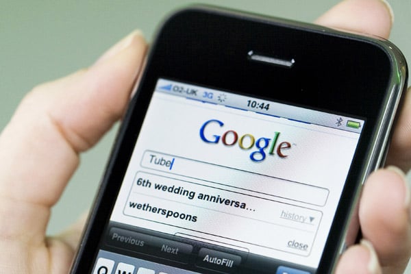 celular con el buscador de google