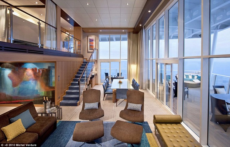 interior del Harmony of the Seas el crucero más grande del mundo