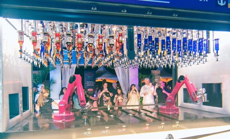 barra dentro del crucero Harmony of the Seas