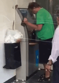 hombre borracho en cajero tira su caguama y le explota en la cara