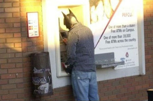 Hombre con la mascara de Batman retirando efectivo