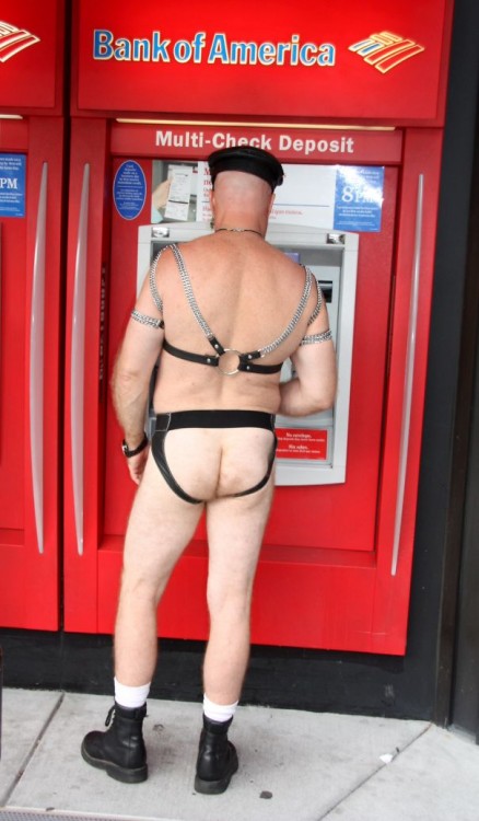 hombre sin ropa retira dinero del cajero