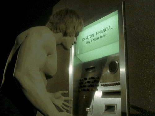 Hulk usando un cajero automático