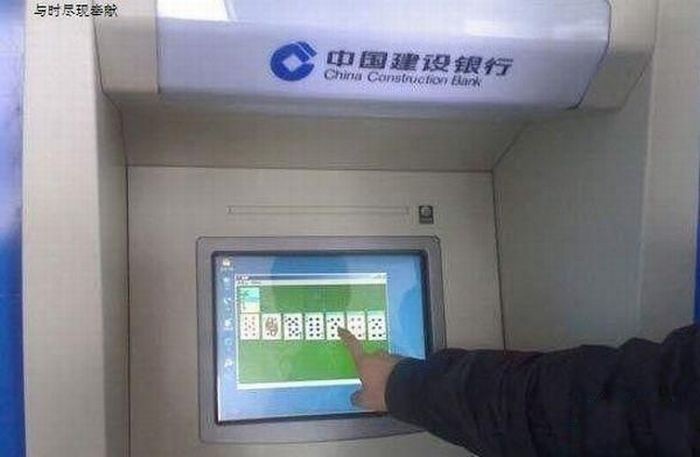 Pantalla de cajero automático con el juego de solitario