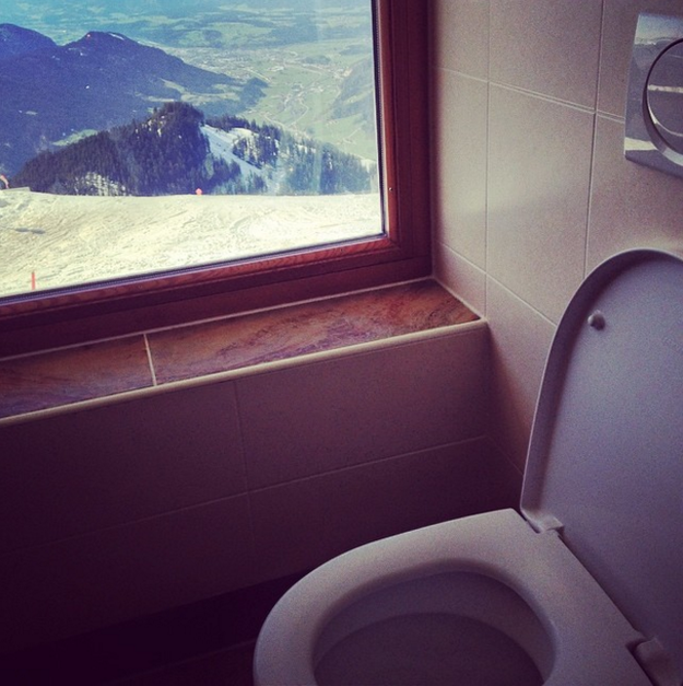 baño lujoso en la cima del acantilado en Austria