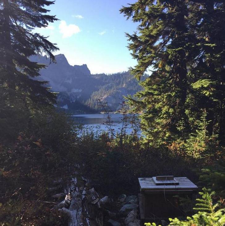 baño frente al lago aislado en Snow, Washington