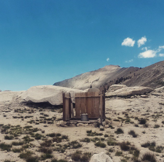 baño en medio de lago Monarch en California
