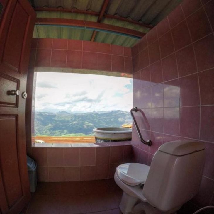 baño lujoso frente a una montaña en Laos