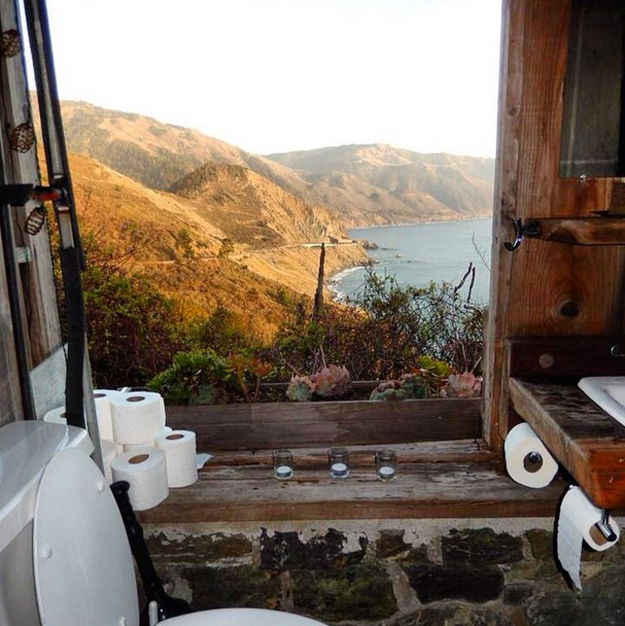 baño con un paisaje en Big Sur, California