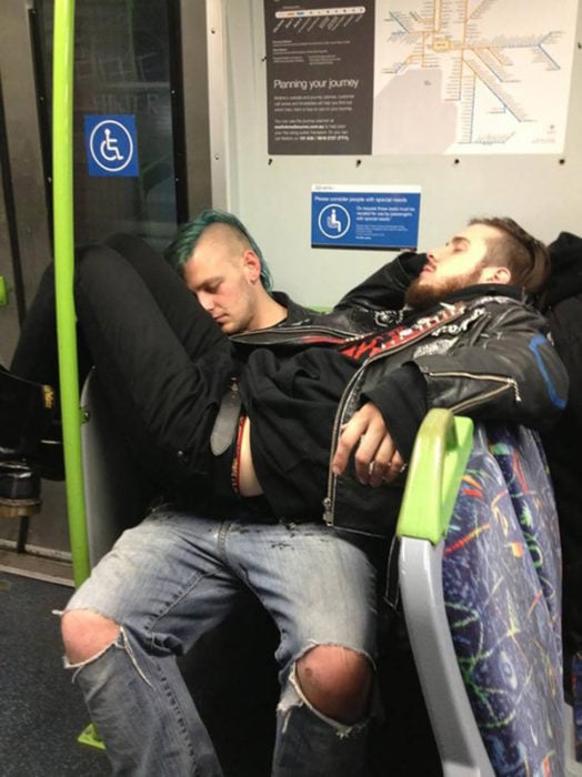 dos muchachos dormidos en el metro