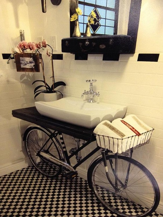 LAVABO HECHO CON UNA BASE DE BICICLETA