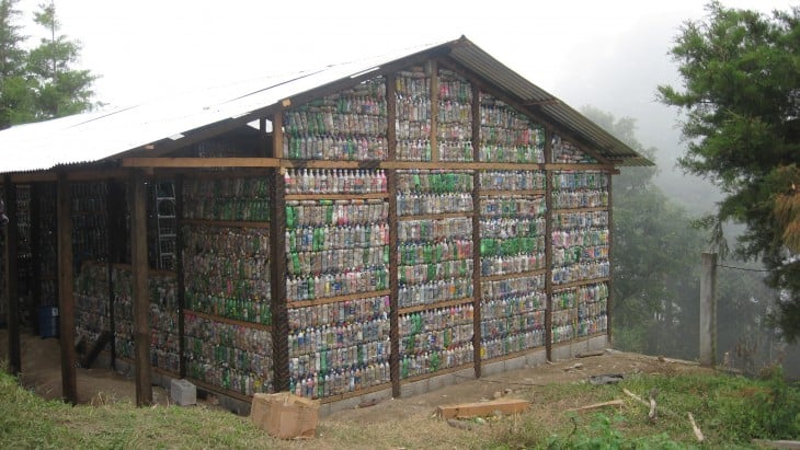 casa hecho con botellas recicladas