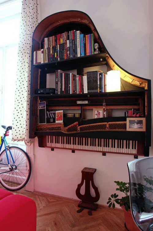 LIBRERO HECHO CON UN PIANO