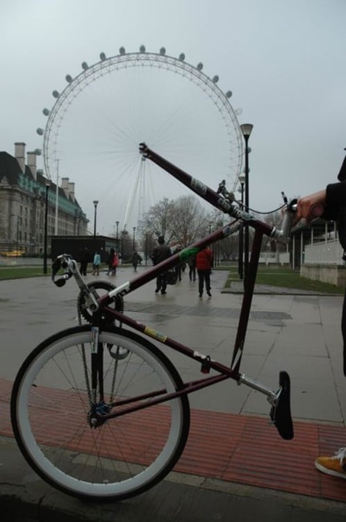 Fotografía de una bicicleta donde una rueda es la montaña rusa 