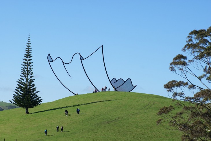 Escultura que parece un pañuelo en Nueva Zelanda 