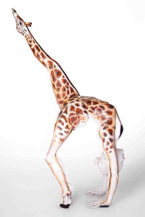 cuerpo de una mujer pintado de color y con la forma de una jirafa 