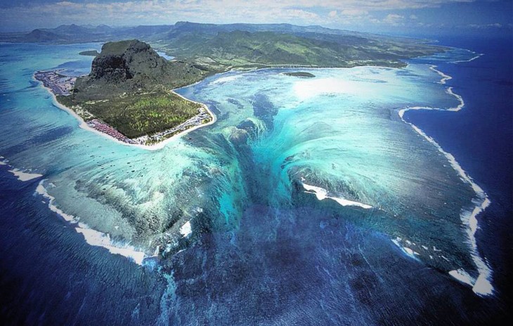 Imagen que muestra un mapa que parece tener un agujero en la mitad del mar 