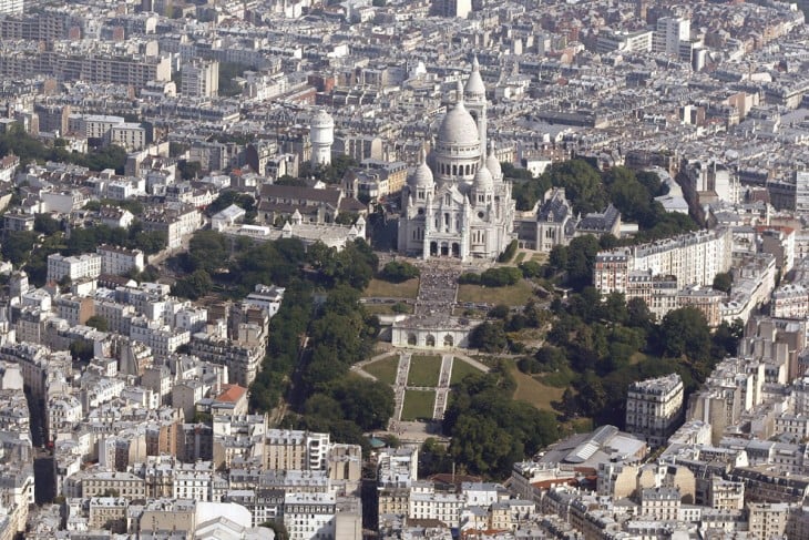 VISTA PANORAMICA DE LA IGLESIA DEL SAGRADO CORAZON DE PARIS EN FRANCIA