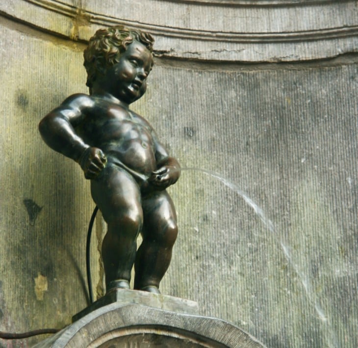 ESTATUA DE ANGEL ORINANDO