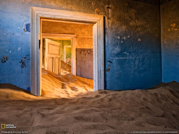 Casa abandonada ubicada en el desierto de Namibia
