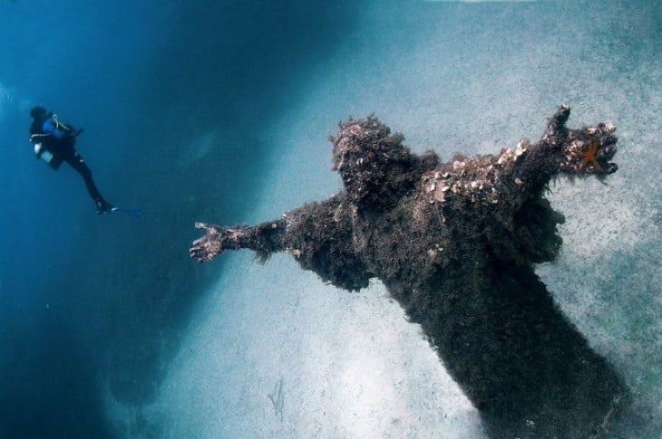Estatua de cristo del abismo en Italia