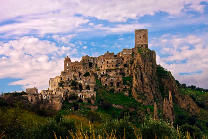 ciudad abandonada ubicada en Craco, Italia 