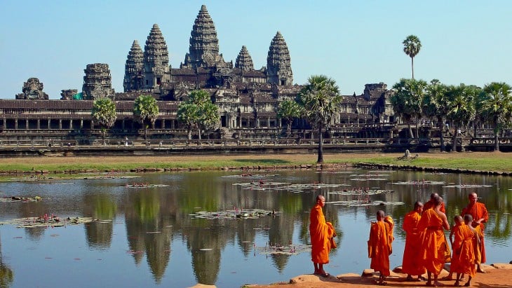 Monjes budistas en el Angkor Wat, Camboya 