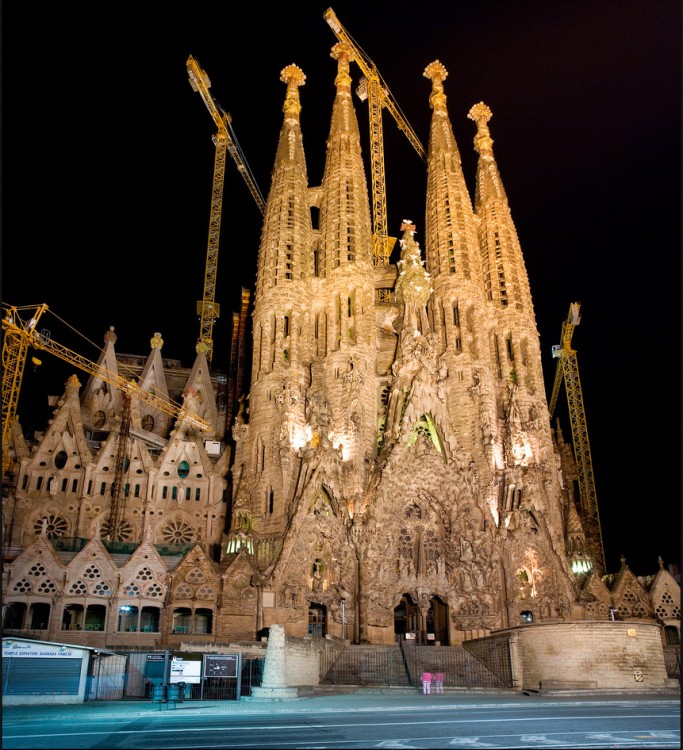 Fachada de La Sagrada Familia en Barcelona, España 