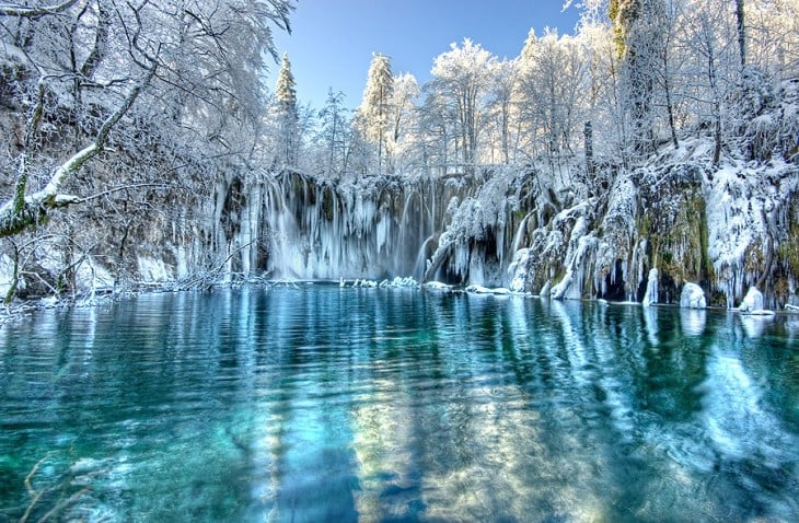 Lago nevado en el parque nacional Plitvice en Croacia