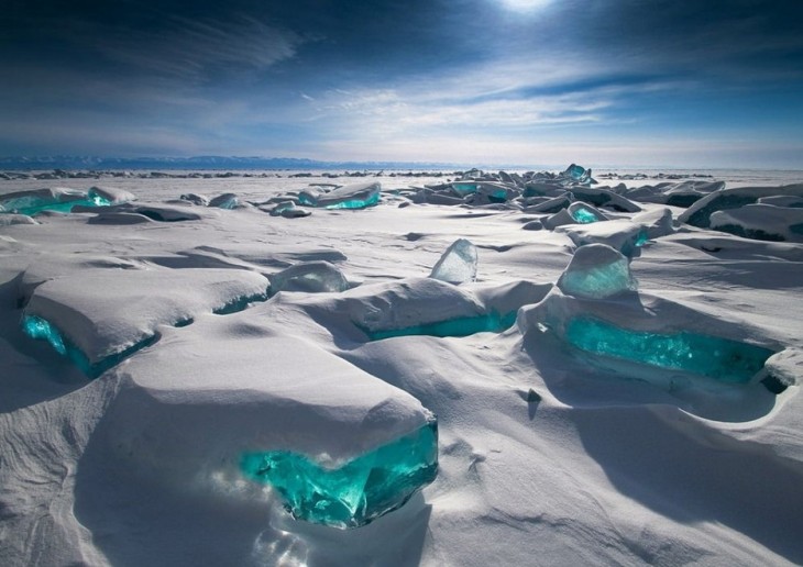 Hielo de color turkeza en el Lago Baikal, Rusia