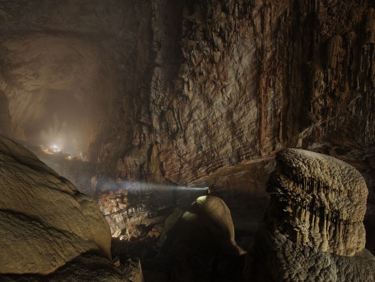 fotografía de una persona dentro de la cueva Hang Son Doong en Vietnam