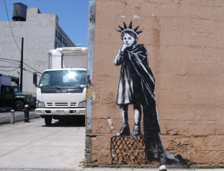 Grafiti de Bansky simulando a la estatua de la libertad 