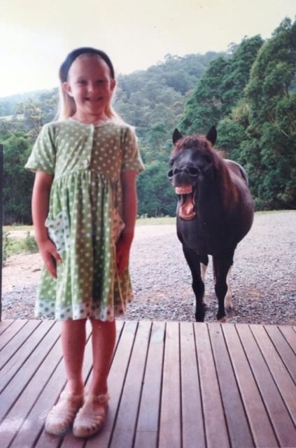 caballo colado en la foto nina