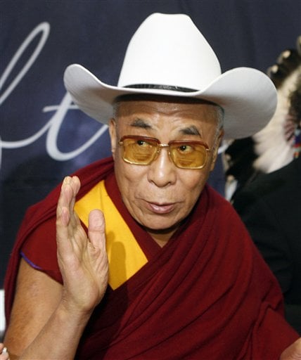 Dalai Lama con un sombrero de cowboy