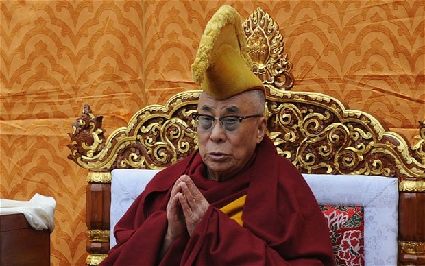Dalai Lama en vestimenta protocolar
