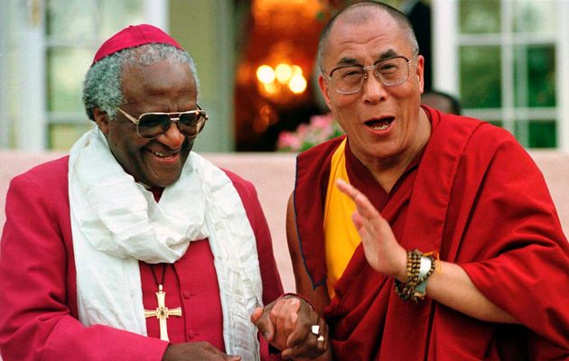El Dalai Lama con Sisulu en sudafrica