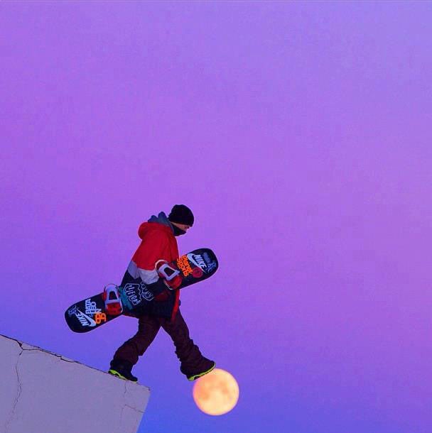 chico skeatboard pisando la luna 