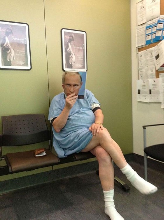 Un hombre sentado en la sala de un hospital con una revista frente a su cara 