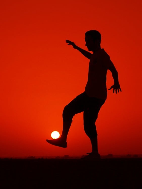 foto a contra luz de un hombre jugando con el sol 