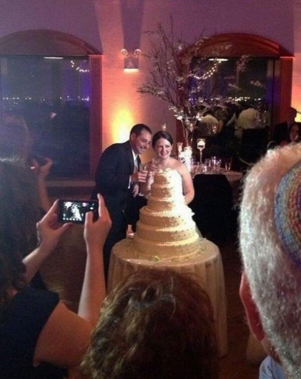 foto en una boda de una mujer que parece tener un vestido de pastel 
