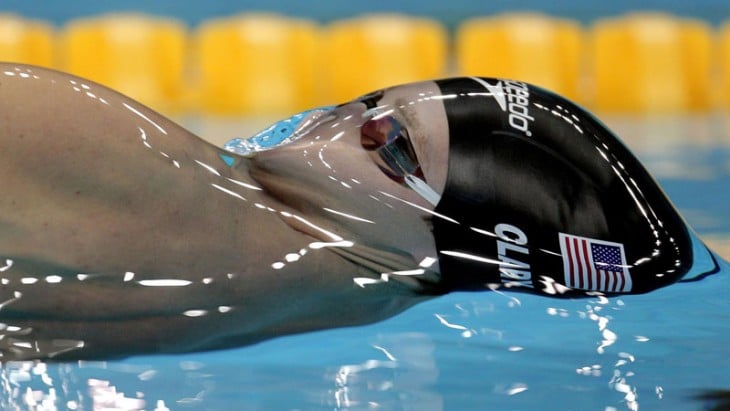 foto de una persona nadando en una competencia 