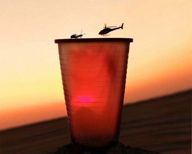 una hormiga en un baso en frente de un helicoptero